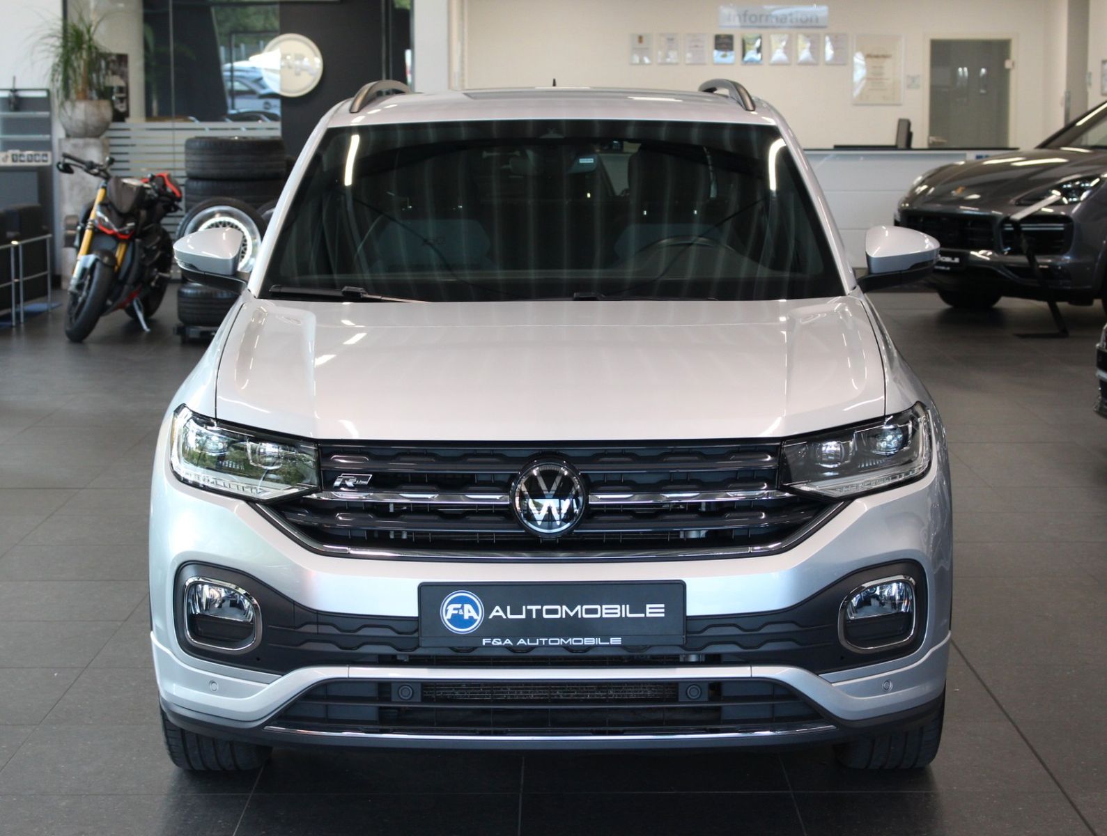 Fahrzeugabbildung Volkswagen T-Cross 1.5 TSI R-Line 1.HAND+ACC+IQ.DRIVE+KMERA