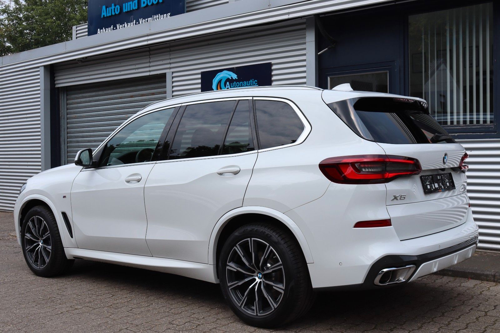 Fahrzeugabbildung BMW X5 xDrive30d M SPORT PAKET PANO HUD GESTIK 20''