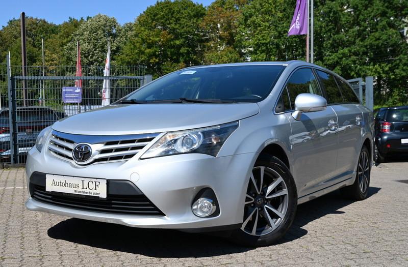 Toyota Avensis 2013 — interior