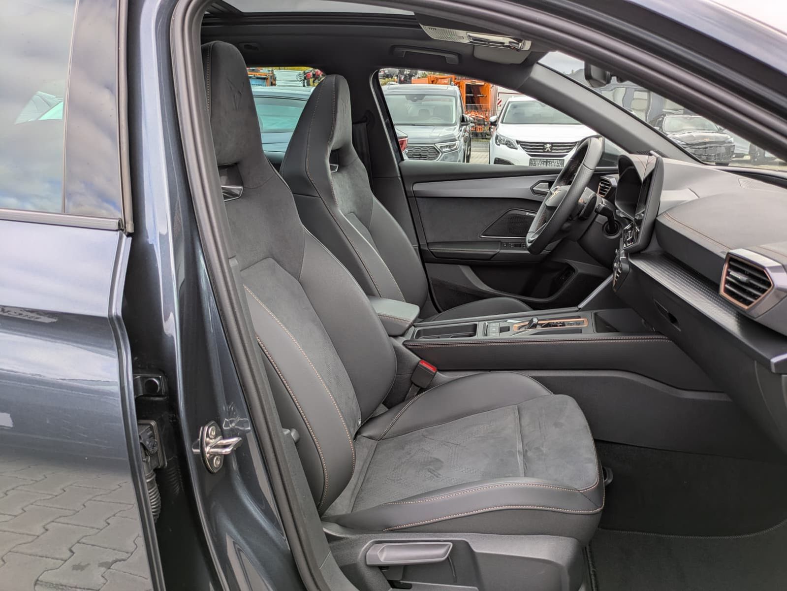 Fahrzeugabbildung CUPRA Leon 1.5 eTSI MATRIX*PANO*ALCAN.*AHK*SENN*Drive2