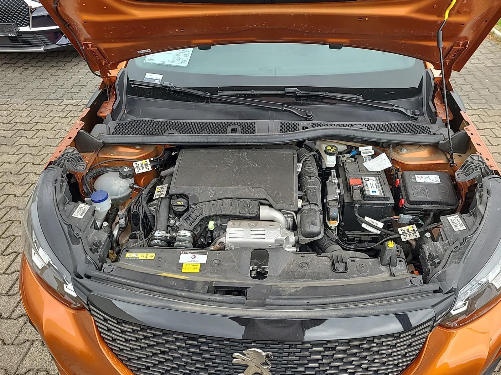 Fahrzeugabbildung Peugeot 2008 Allure +LED+TEMPOMAT+CARPLAY+LANEASSIST+