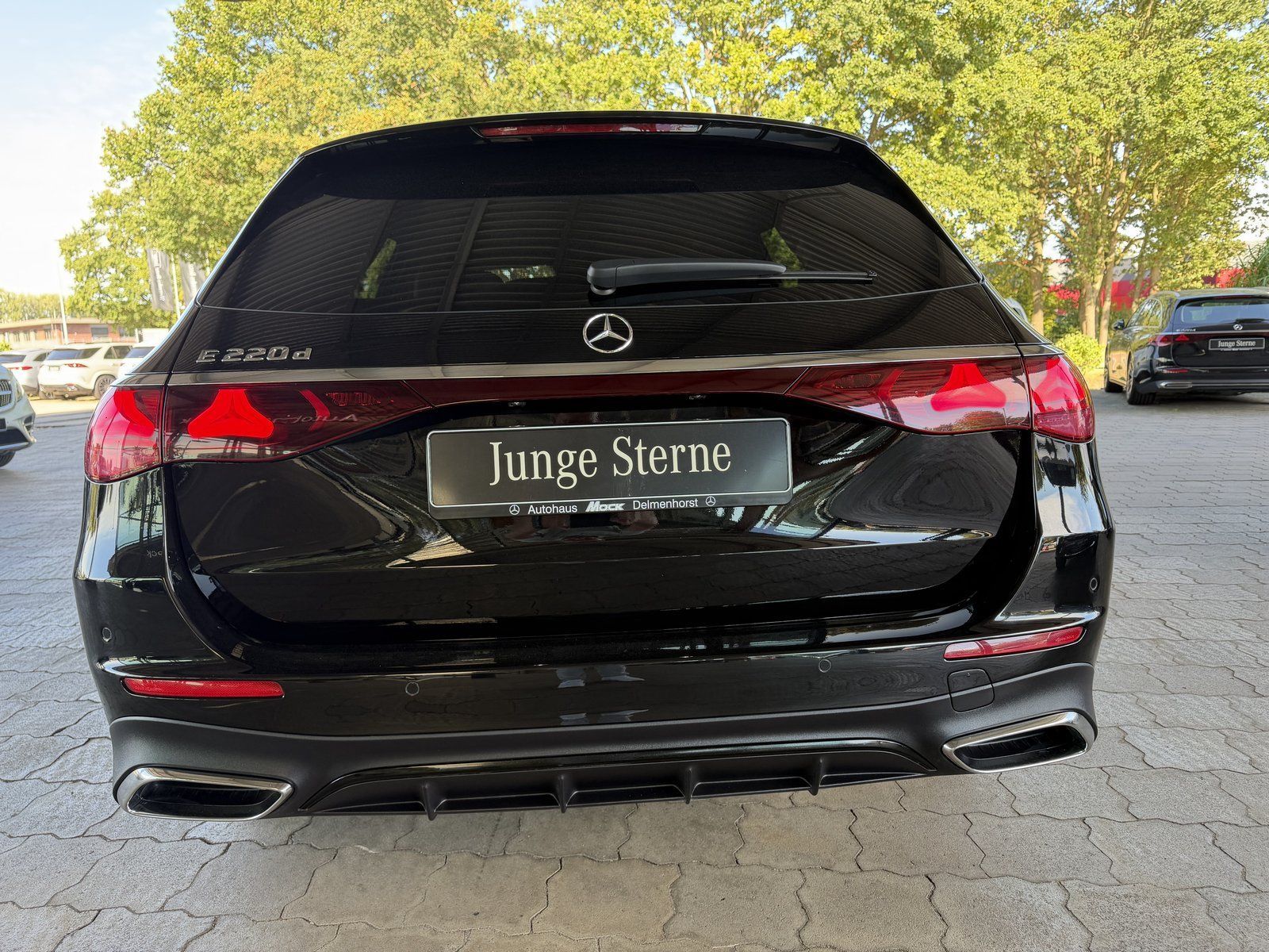 Mercedes-Benz E 220 d T-Modell AMG Night AHK Panorama Distroni imagem 3