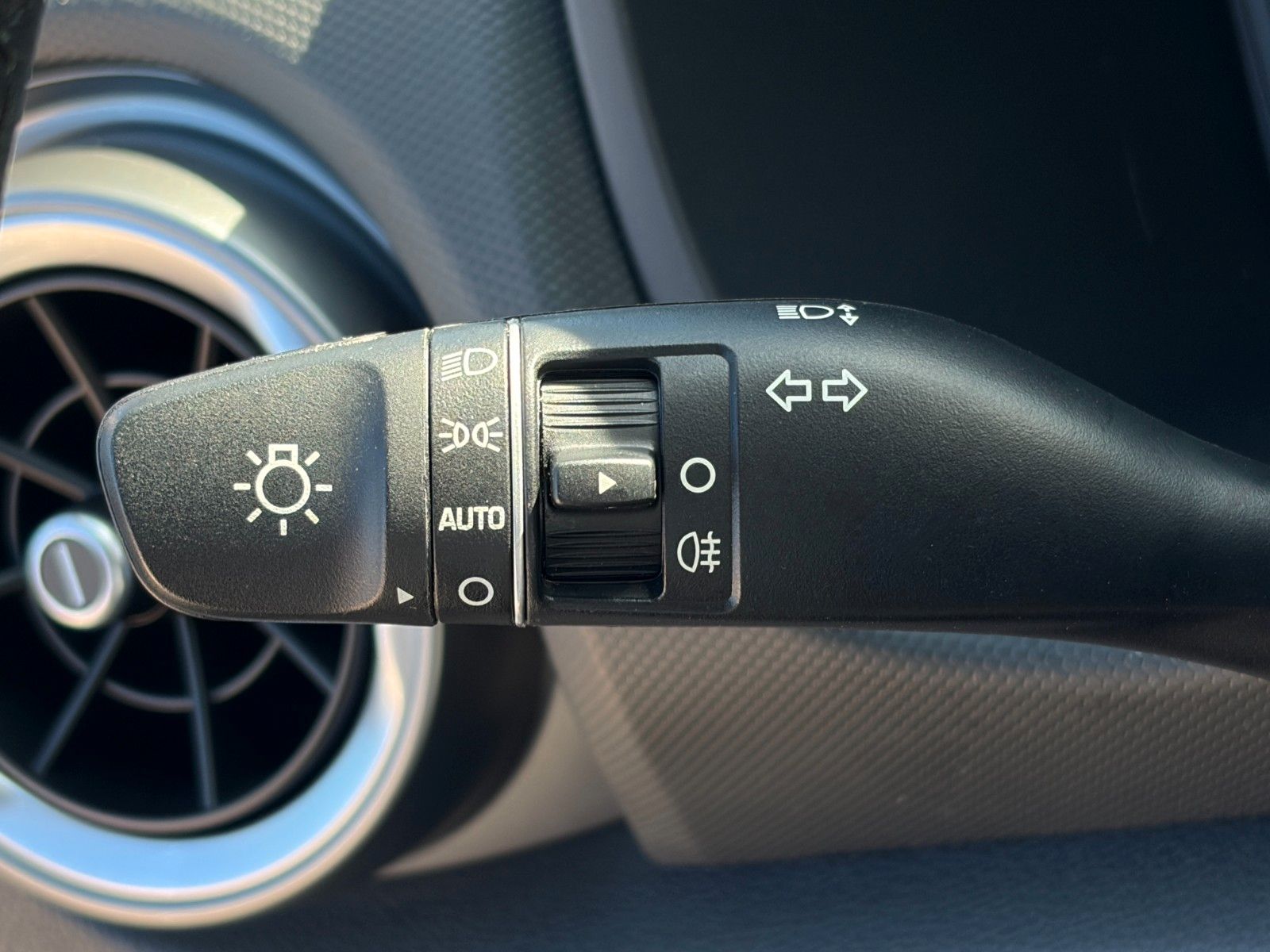 Fahrzeugabbildung Hyundai KONA E Select SHZ LHZ ACC LKA LFA Navi CarPlay