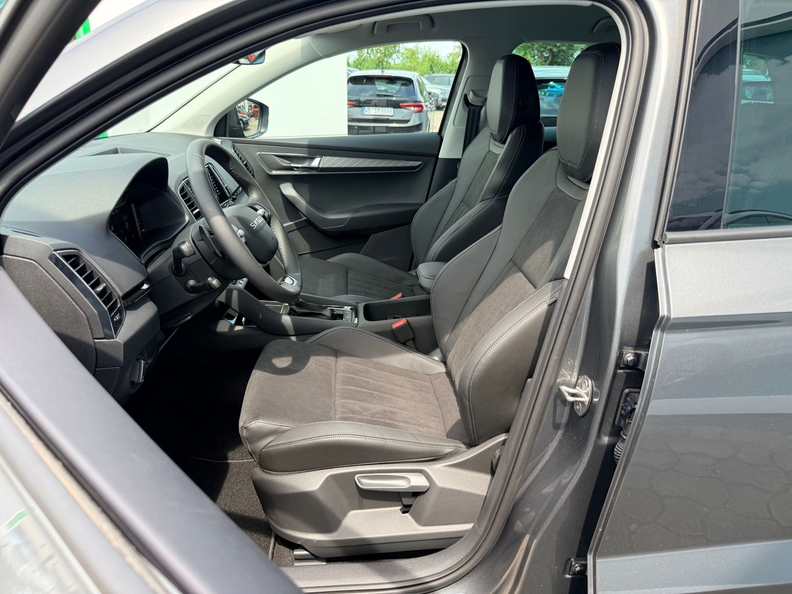 Fahrzeugabbildung SKODA Karoq Tour 1.5 TSI DSG*AHK*360°Cam*behFro*eHeck