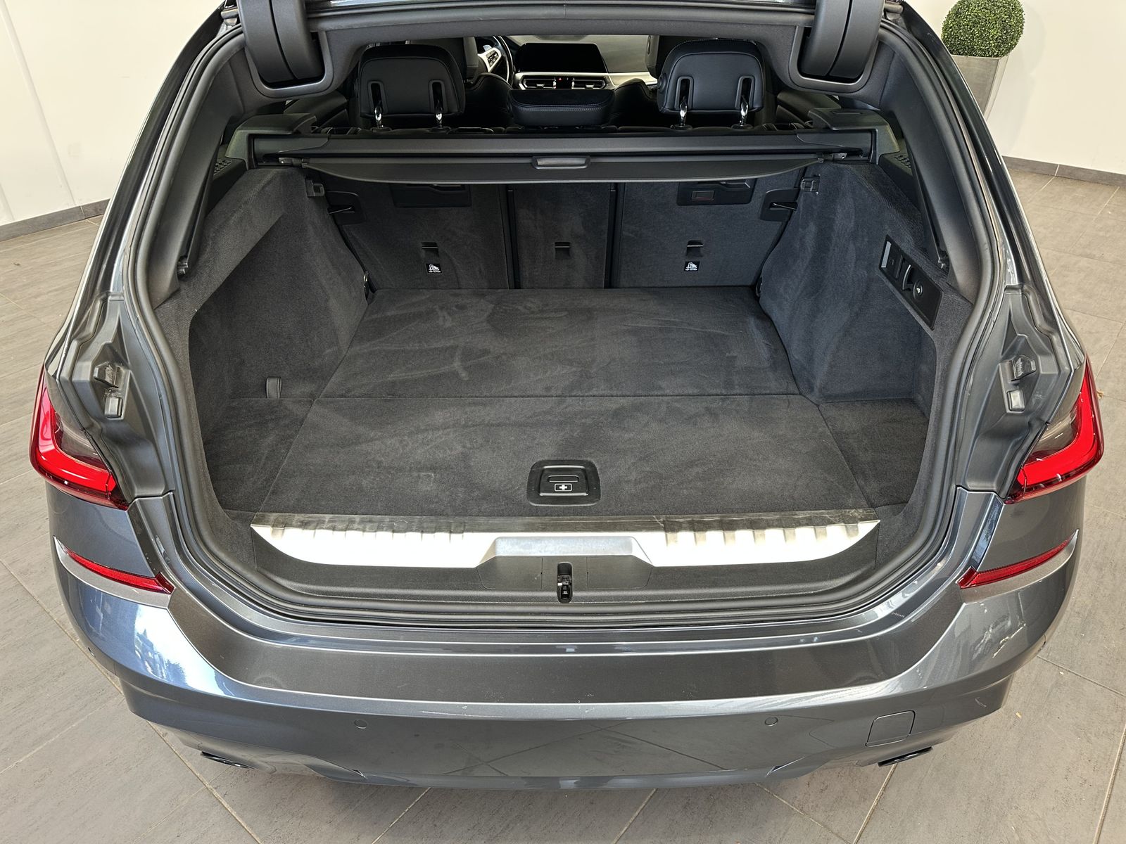 Fahrzeugabbildung BMW 330e Touring M-Sport NAV+LASER+AHK+ACC+360°+HUD