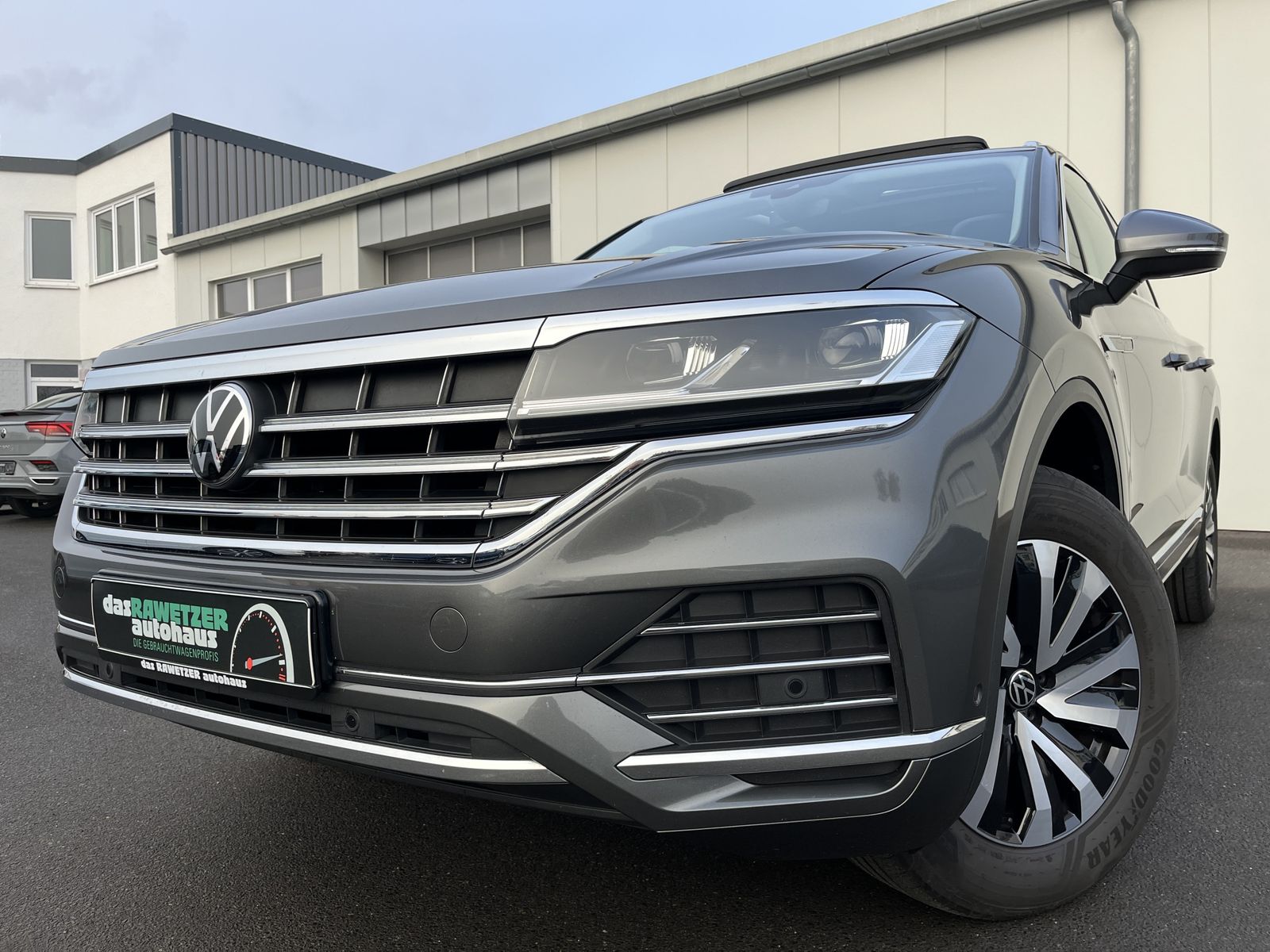 VW Touareg 3.0 TDI Elegance AHK STHZ PANO Innovisio