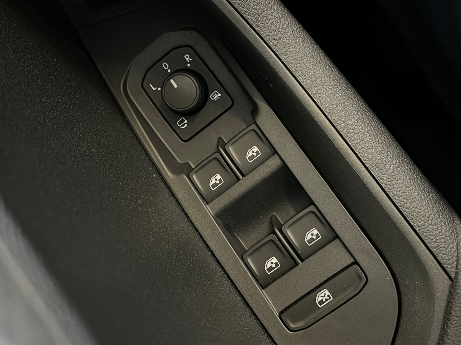 Fahrzeugabbildung SKODA Karoq Selection 1.5 TSI DSG *AHK, LED, 18"-LM*