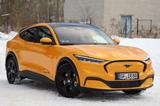 Ford Mustang Mach-E Emotor Extended Range 216kW, ... - mit Elektro-Antrieb: Gelb, Limousine
