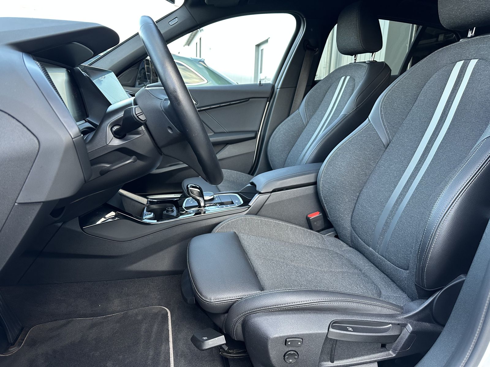 Fahrzeugabbildung BMW 118i 5-Türer Aut. Sport-Line NAV+LED+HIFI+17ZOLL