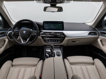 Fahrzeugabbildung BMW 530e Tour HUD Laser Sportsitz Komfortzugang