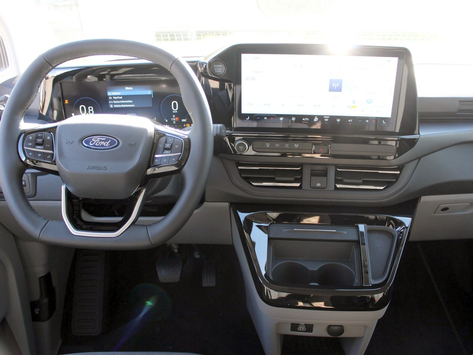 Fahrzeugabbildung Ford Tourneo Custom 320 L1 Tourneo Titanium FWD