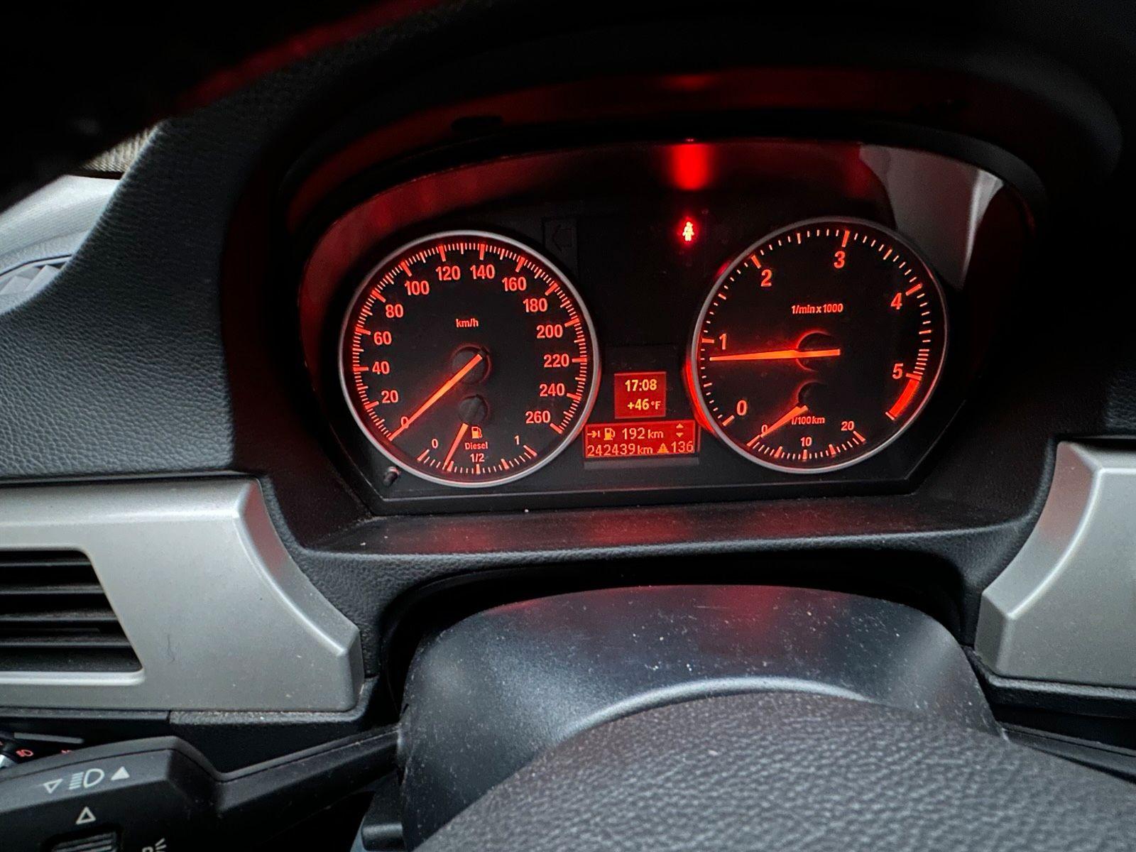 BMW 320 2011 — photo 10