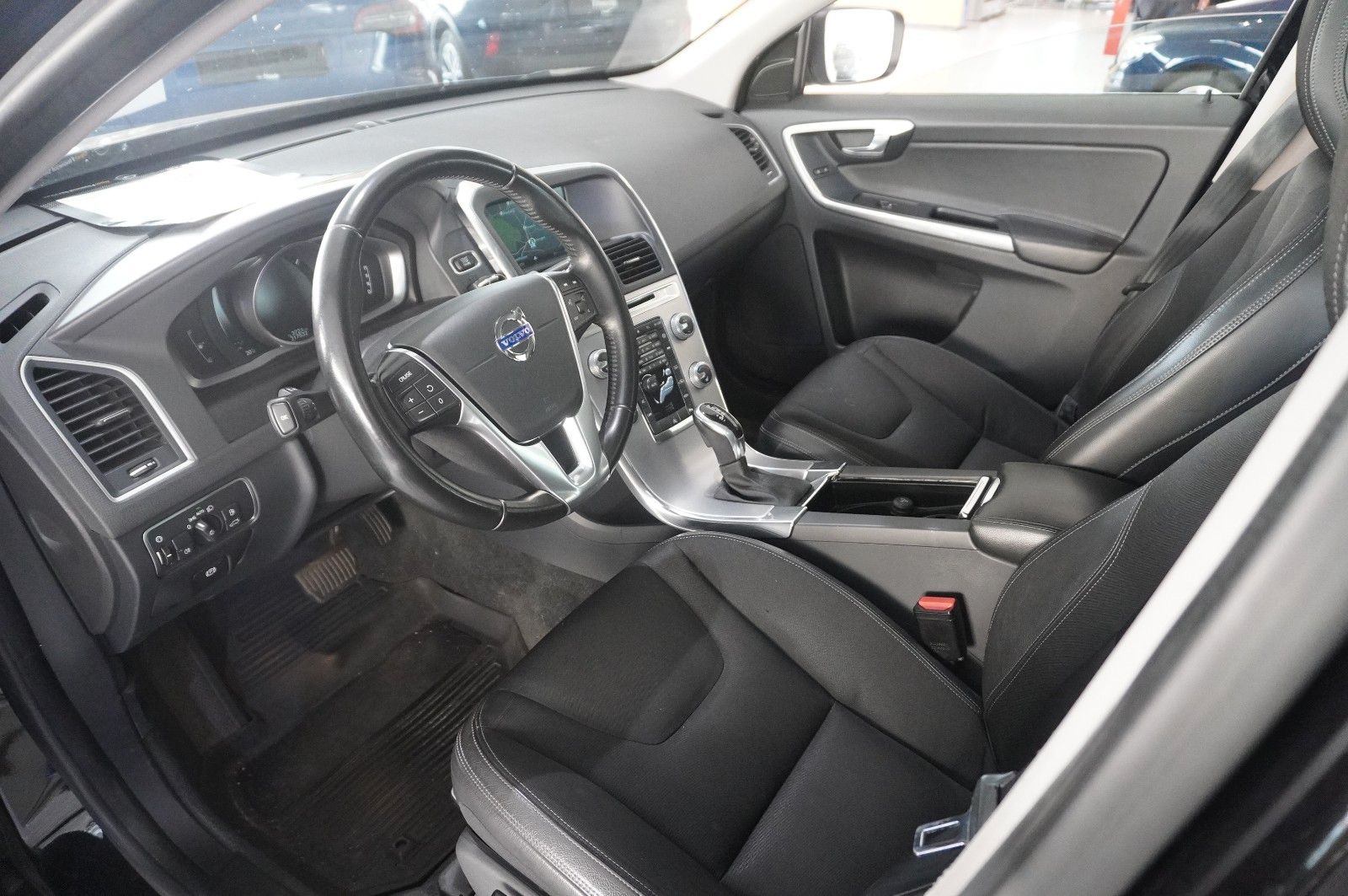 Fahrzeugabbildung Volvo XC 60 MOMENTUM 2WD NAVI/BI-XENON/SHZ/KAMERA/TEMP