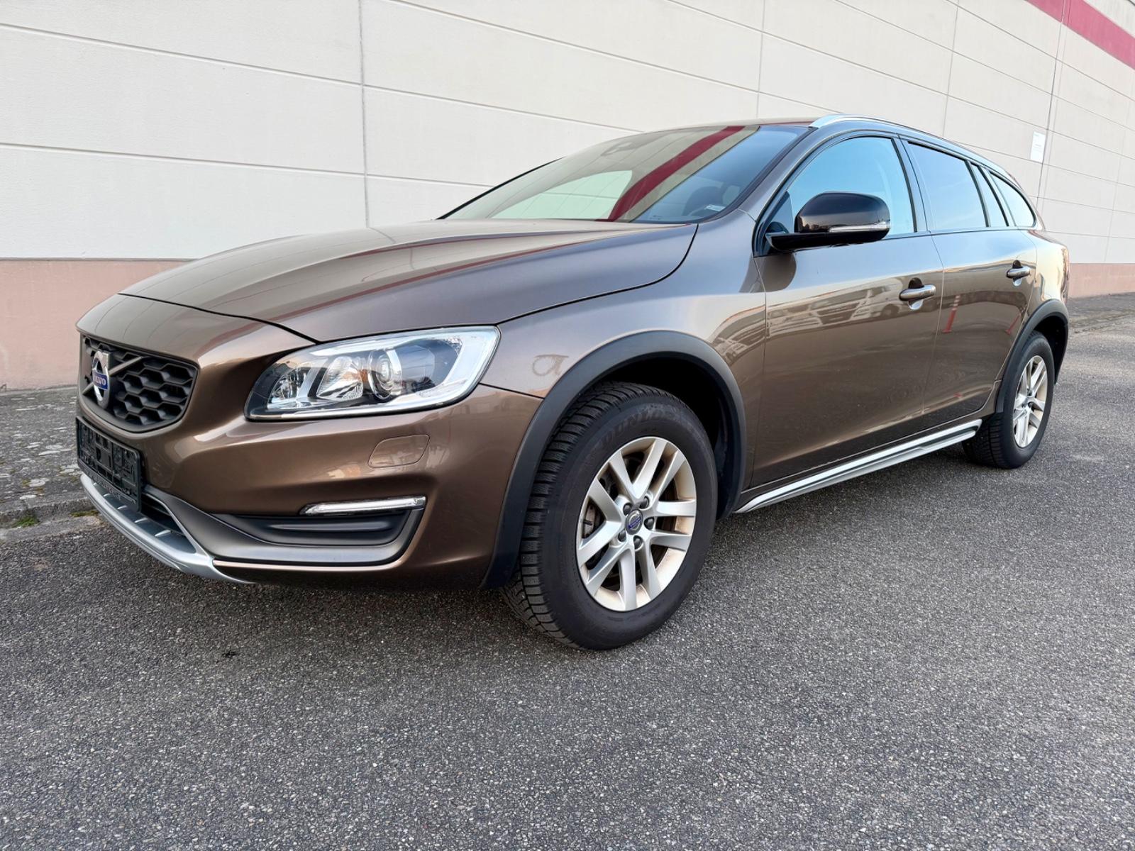 Volvo V60 D3 Cross Country Aut. - NAVI+XENON+SHZ+AHK