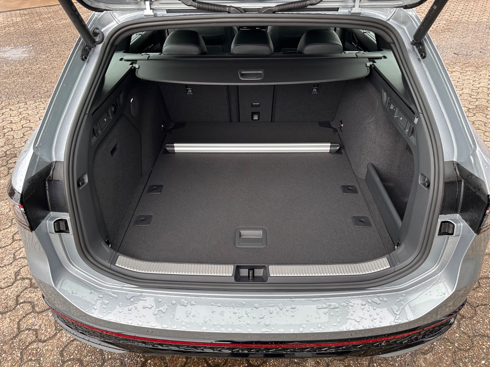 Fahrzeugabbildung Volkswagen Passat Variant 2.0 TDI 4M R-Line Matrix/AHK/Navi