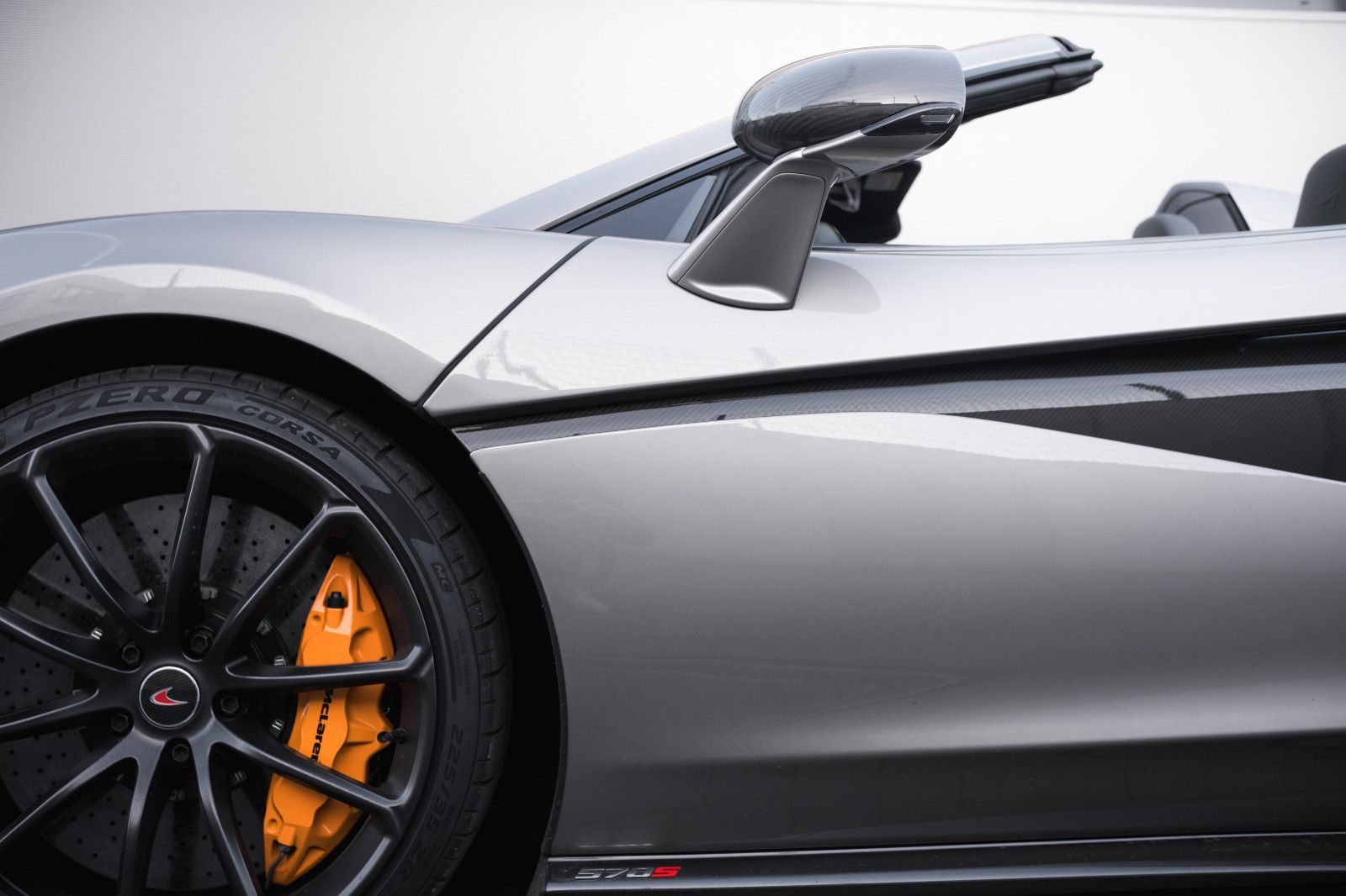 Fahrzeugabbildung McLaren 570S Spider, Lift-el. Sitze-Kamera-B&W