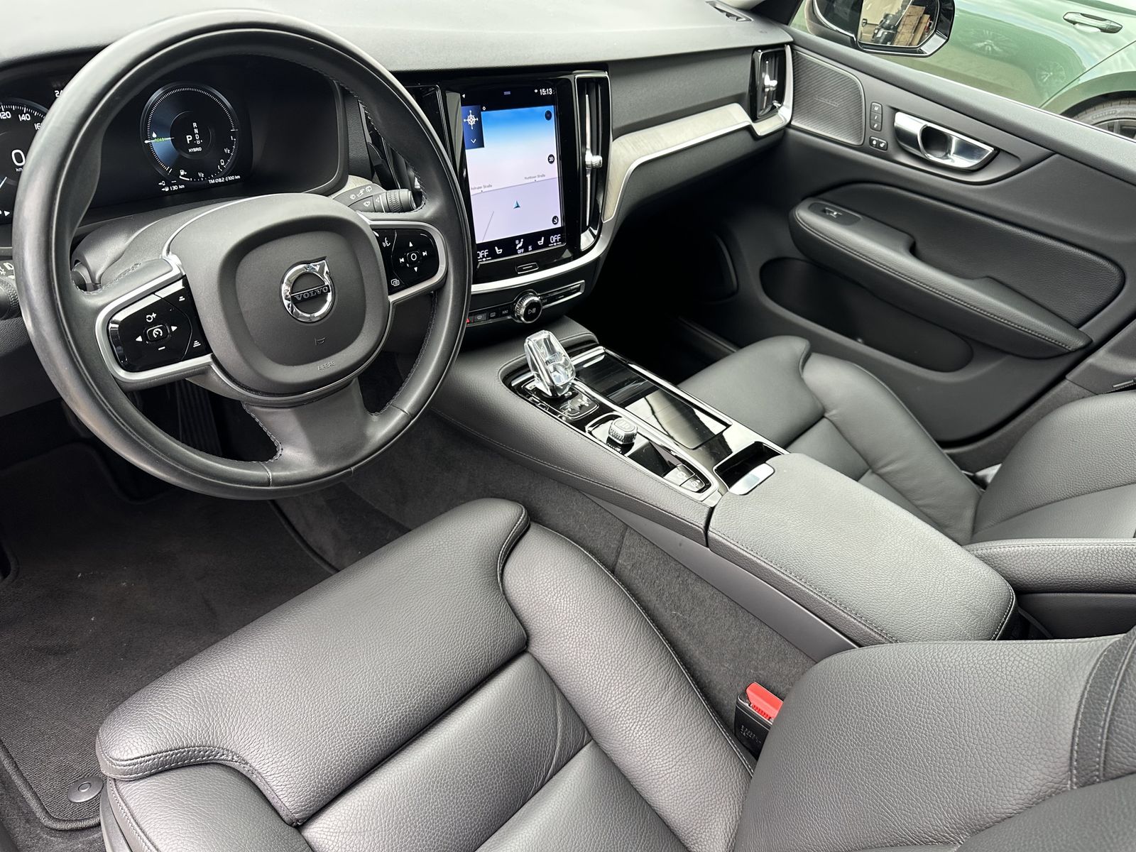 Fahrzeugabbildung Volvo V60 T6 Hybrid Plus Bright AWD NAV+LED+H&K+HUD+VC