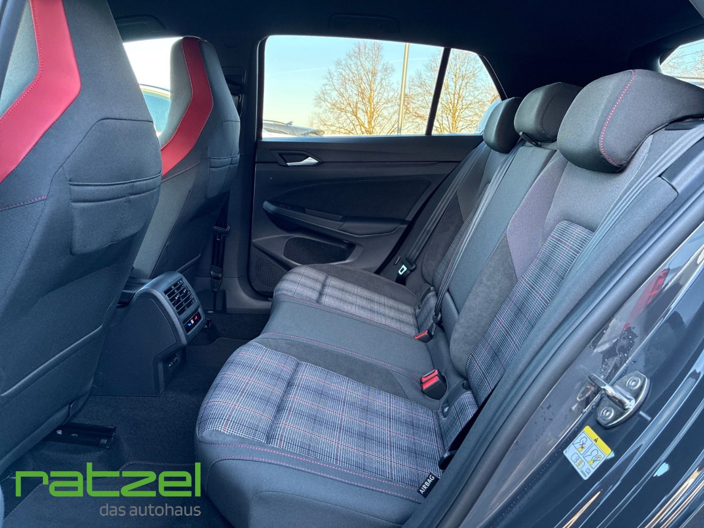 Fahrzeugabbildung Volkswagen Golf GTI Business Paket+Black Style+IQ.Light+AHK