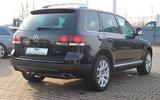 Volkswagen Touareg 3.0 V6 TDI/SHEFT/LEDER/LUFTFEDERUNG/AHK/ - aus 2007: Geländewagen