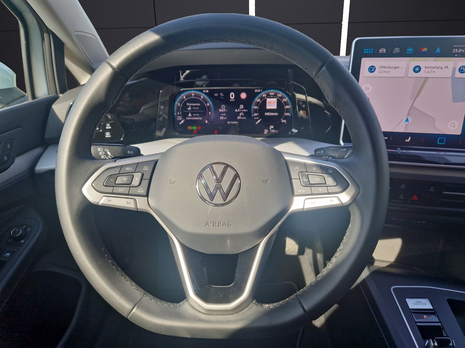 Fahrzeugabbildung Volkswagen Golf VIII Variant eTSI Life DSG LED ACC AHK SHZ