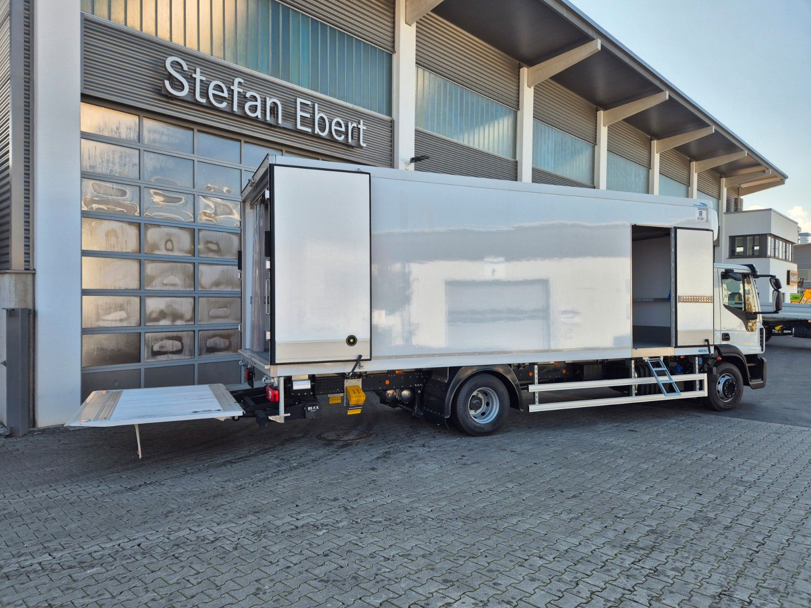 Fahrzeugabbildung Iveco Eurocargo ML160E28/P Carrier Supra 1250 LBW Tür