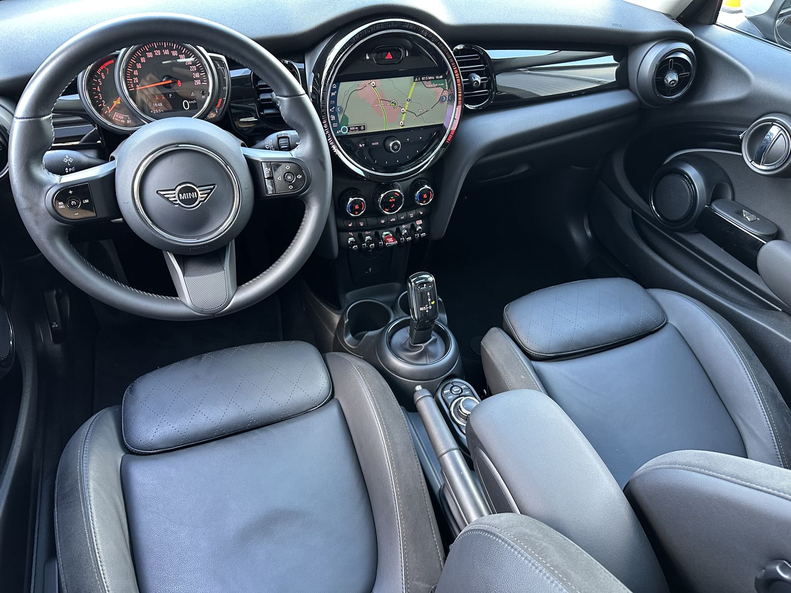 Fahrzeugabbildung MINI Cooper S Sport-Aut. NAV+LED+PANO+PARKASSISTENT
