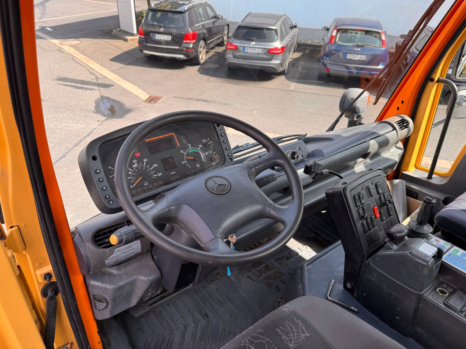 Fahrzeugabbildung Mercedes-Benz Unimog U300 4x4 Vario-Pilot