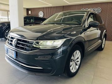Volkswagen Tiguan - 1
