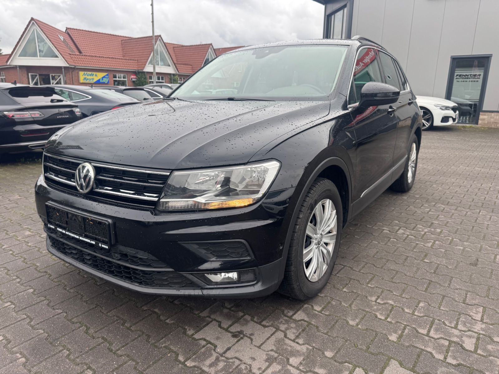 Volkswagen Tiguan - 1