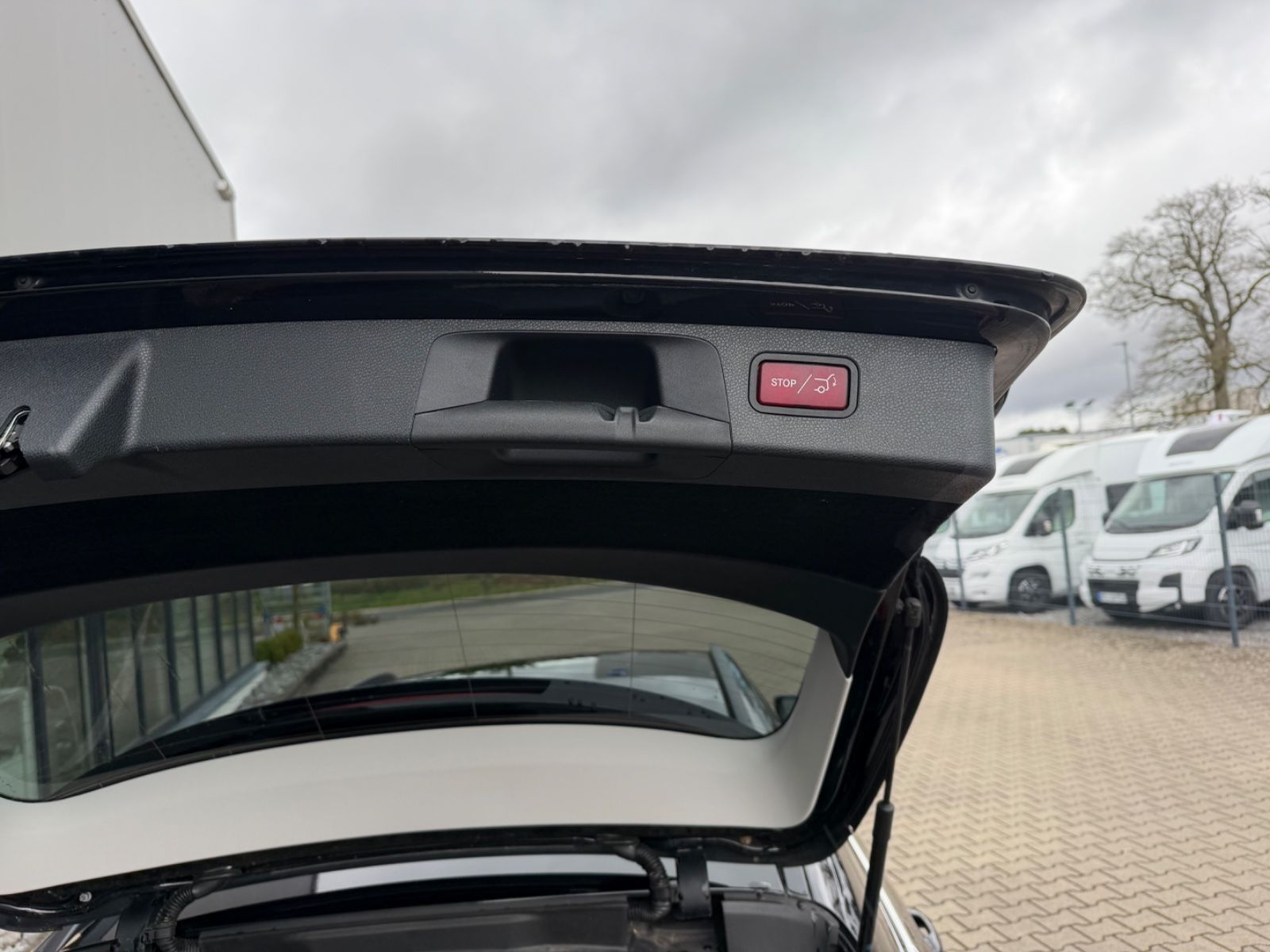 Fahrzeugabbildung Mercedes-Benz E 400 d T 4MATIC LED PTS Easy Pack DSG
