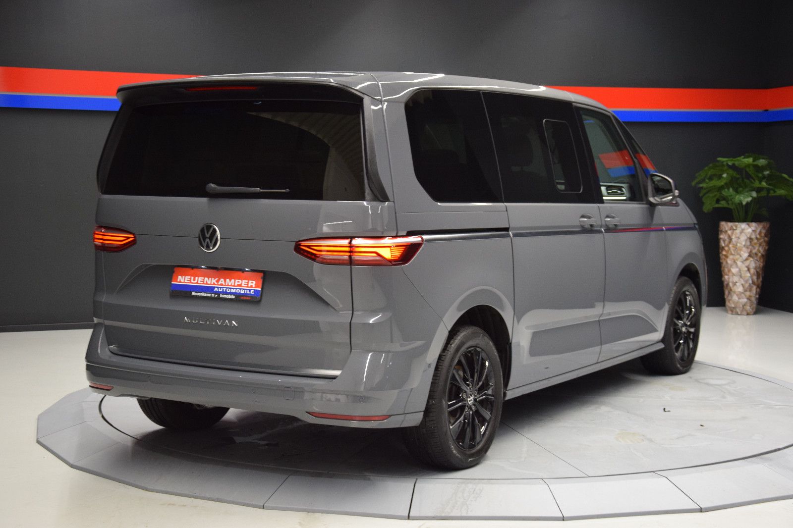 Fahrzeugabbildung Volkswagen T7 Multivan Style Pano ACC IQ AHK Stndhzg Alcant