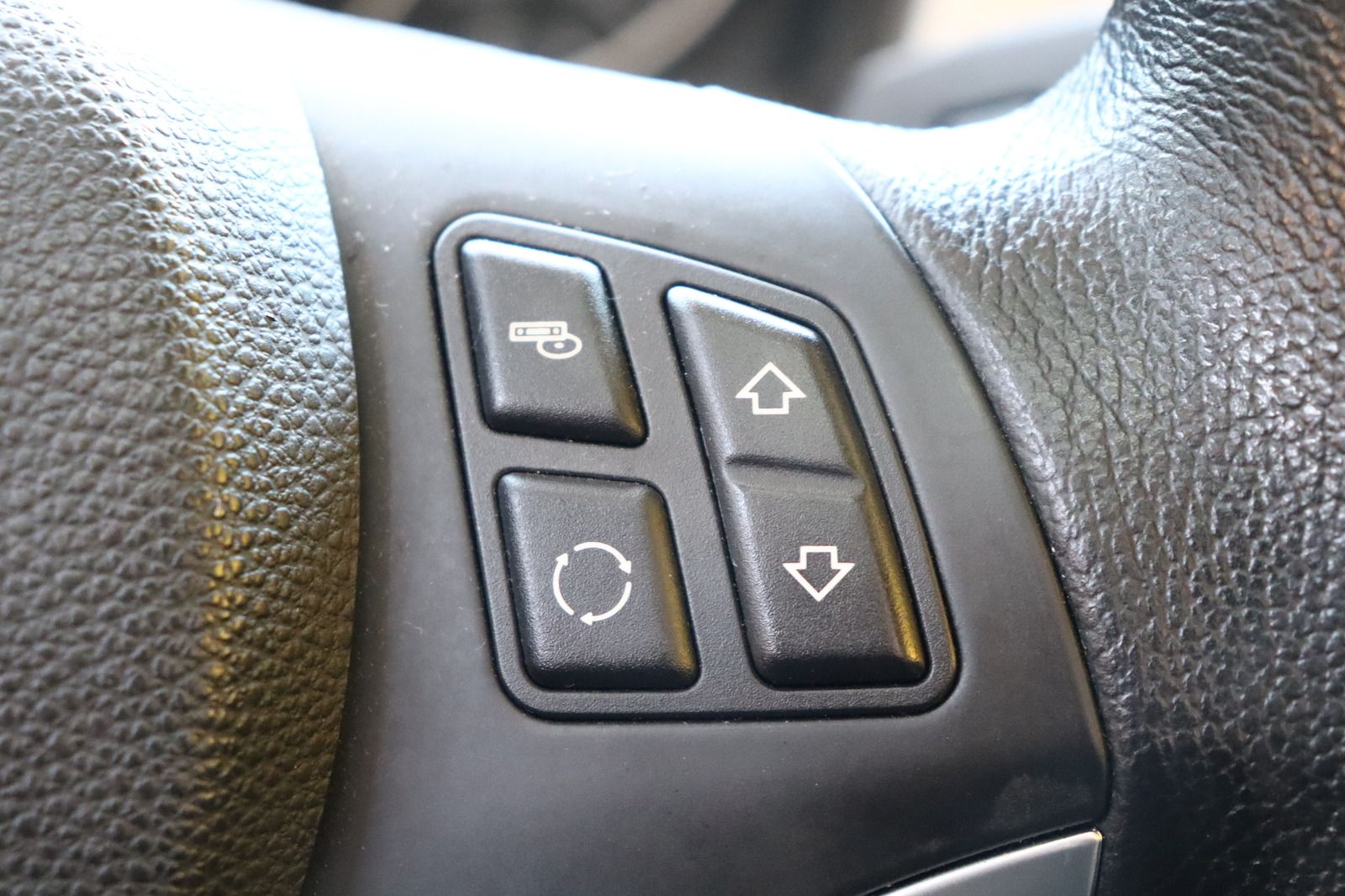 Fahrzeugabbildung BMW 318 i Touring * Xenon * SHZ * Navi