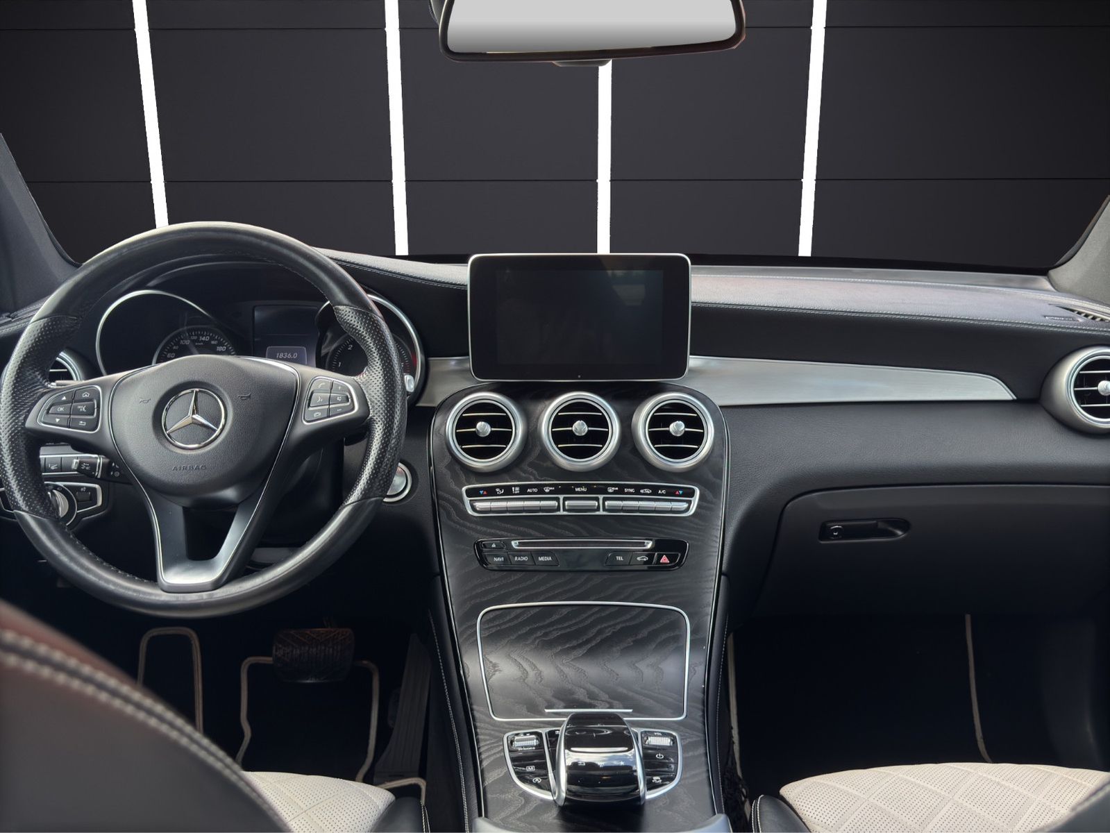 Fahrzeugabbildung Mercedes-Benz GLC 220 d 4Matic/AMG Line/Pano/ACC/Keyless Go