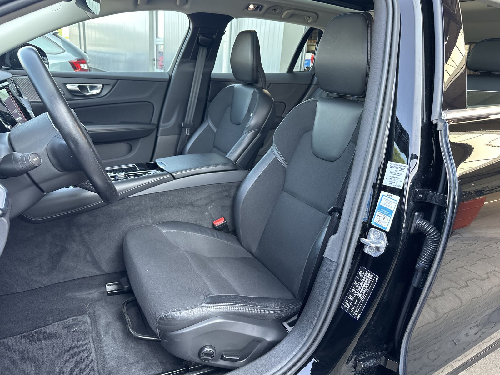 Fahrzeugabbildung Volvo V60 T6 AWD Recharge Inscription NAV+LED+H&K+PANO
