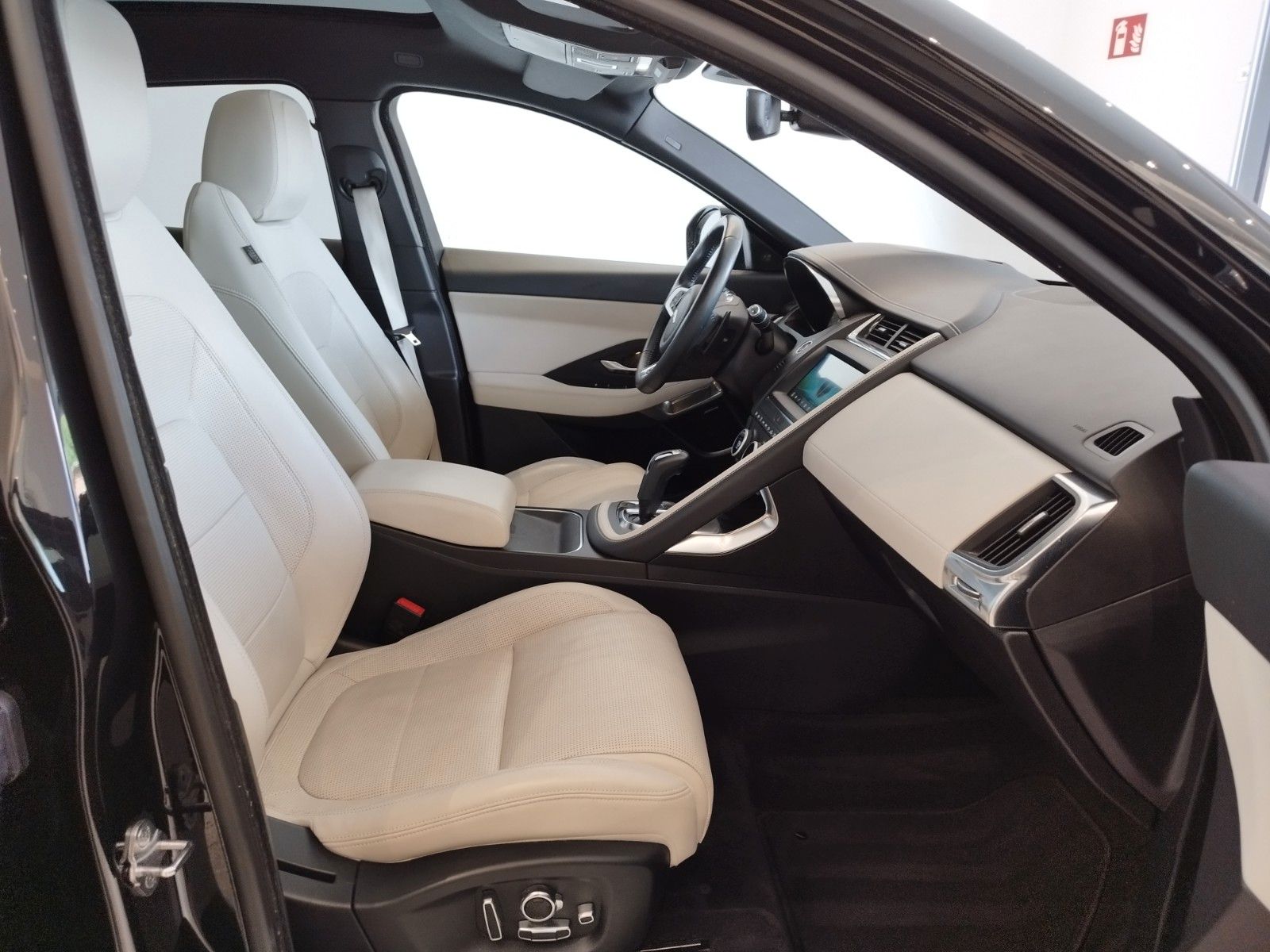 Fahrzeugabbildung Jaguar E-PACE D240 R-Dynamic HSE AWD Head-Up-Display