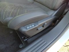Fahrzeugabbildung Peugeot 2008 GT Pure Tec 130 EAT8, Schiebedach, Navi