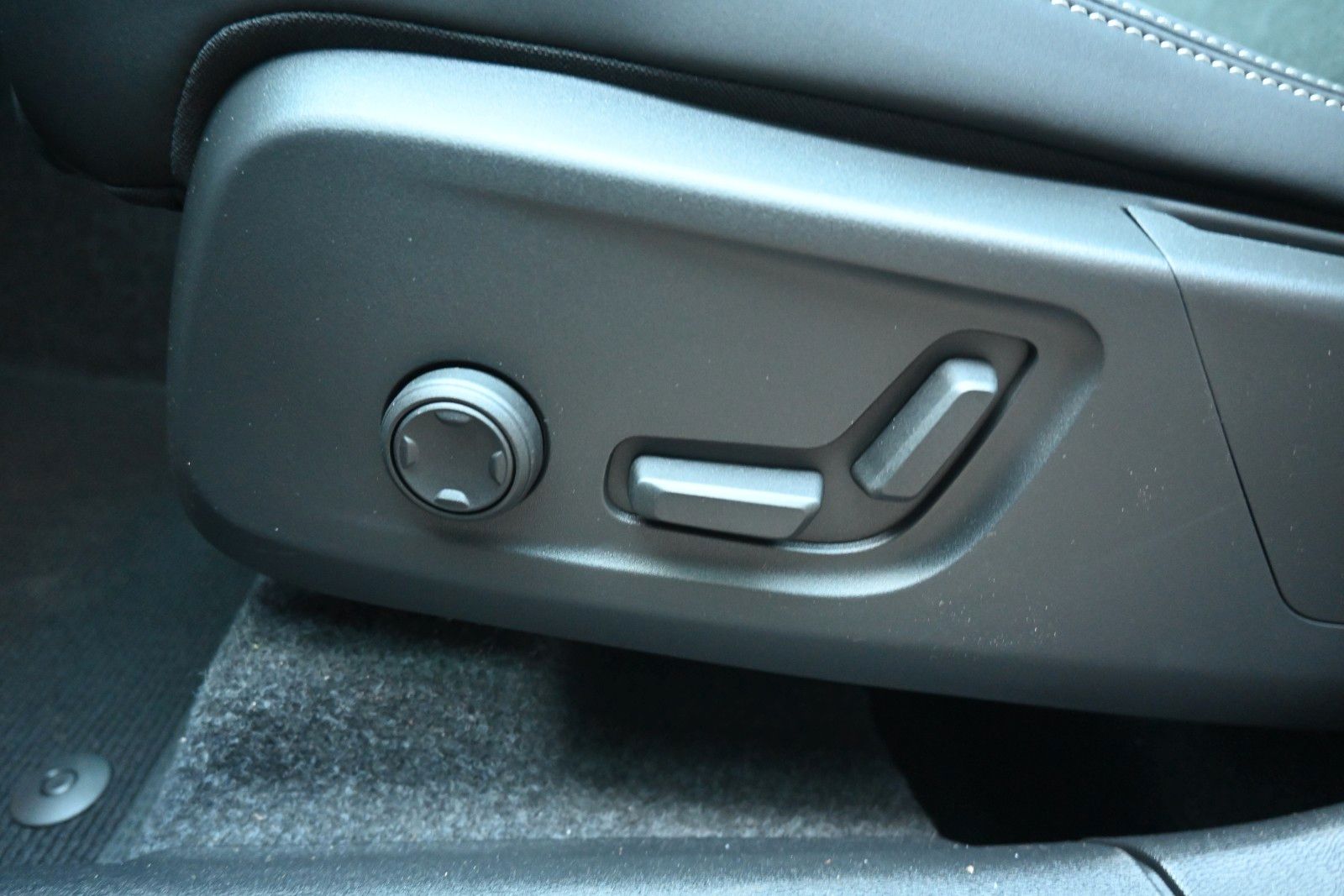 Fahrzeugabbildung Volvo XC40 B4 DKG Ultra Dark*PANO*FSHZG*360°*ACC*AHK
