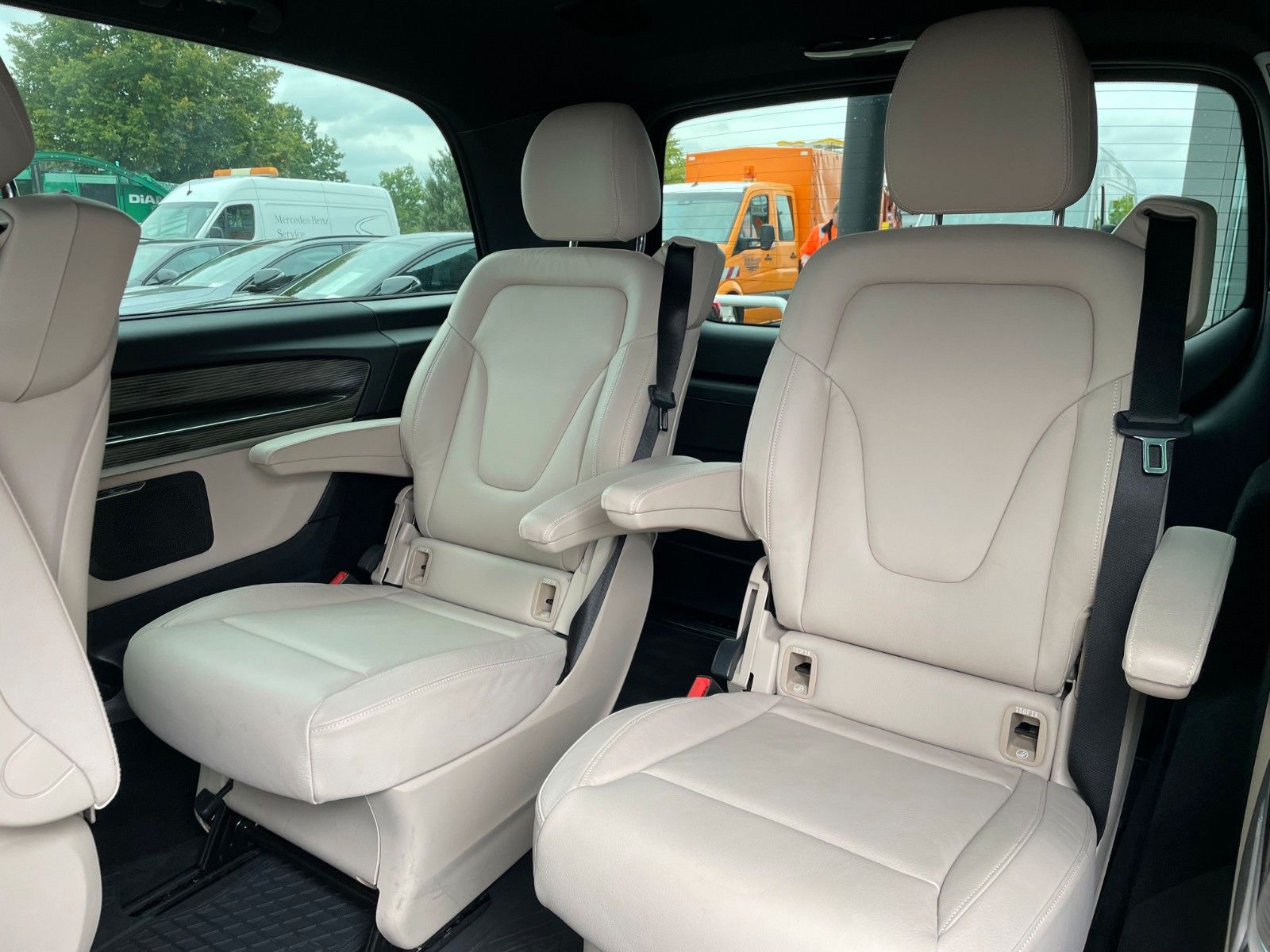 Fahrzeugabbildung Mercedes-Benz V 300 d AVA ED 4MATIC Sitzklima Burmester 6Sitze