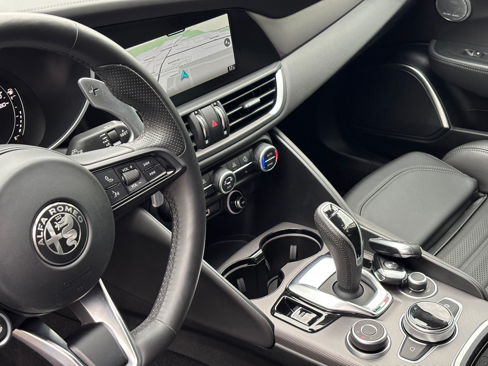 Fahrzeugabbildung Alfa Romeo Giulia Veloce Q4/ACC/MEMORY/KAMERA/NAVI/SOUND/