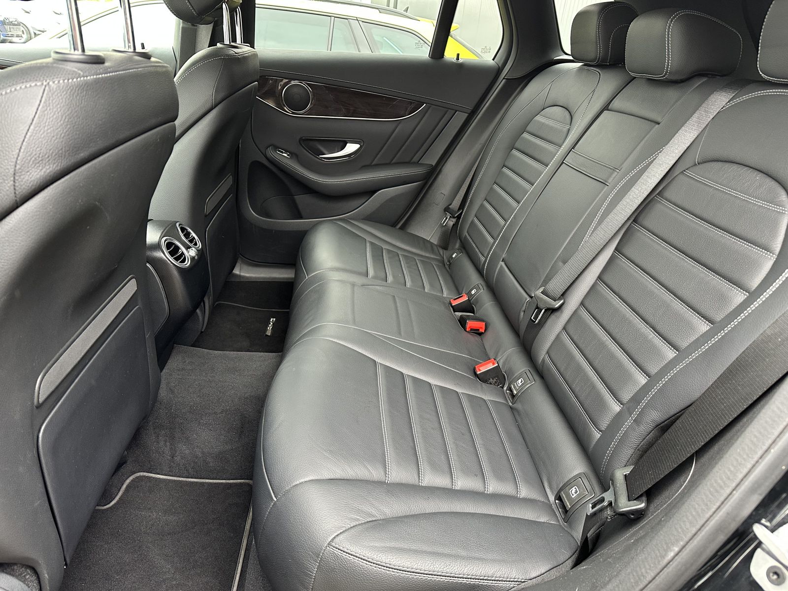 Fahrzeugabbildung Mercedes-Benz GLC 300e 4MATIC AMG Line NAV+HUD+LED+ACC+19ZO+PP