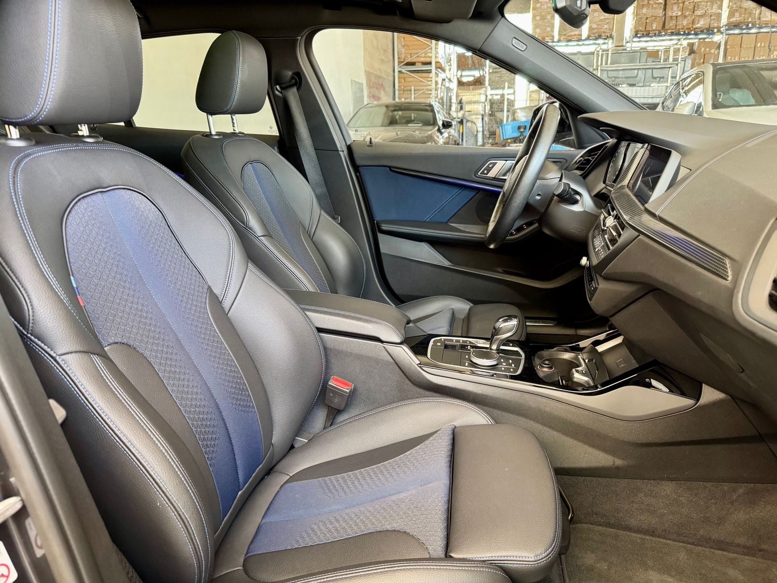 Fahrzeugabbildung BMW 118i M-Sportpaket | 18" LMR | Panodach | Lenkr.h