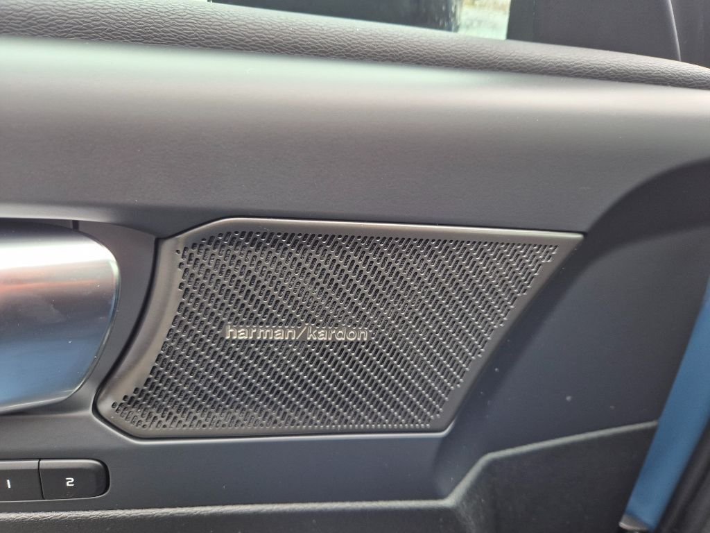 Fahrzeugabbildung Volvo XC40 B3 B DKG Plus Dark+PixelLED+Allwetter+