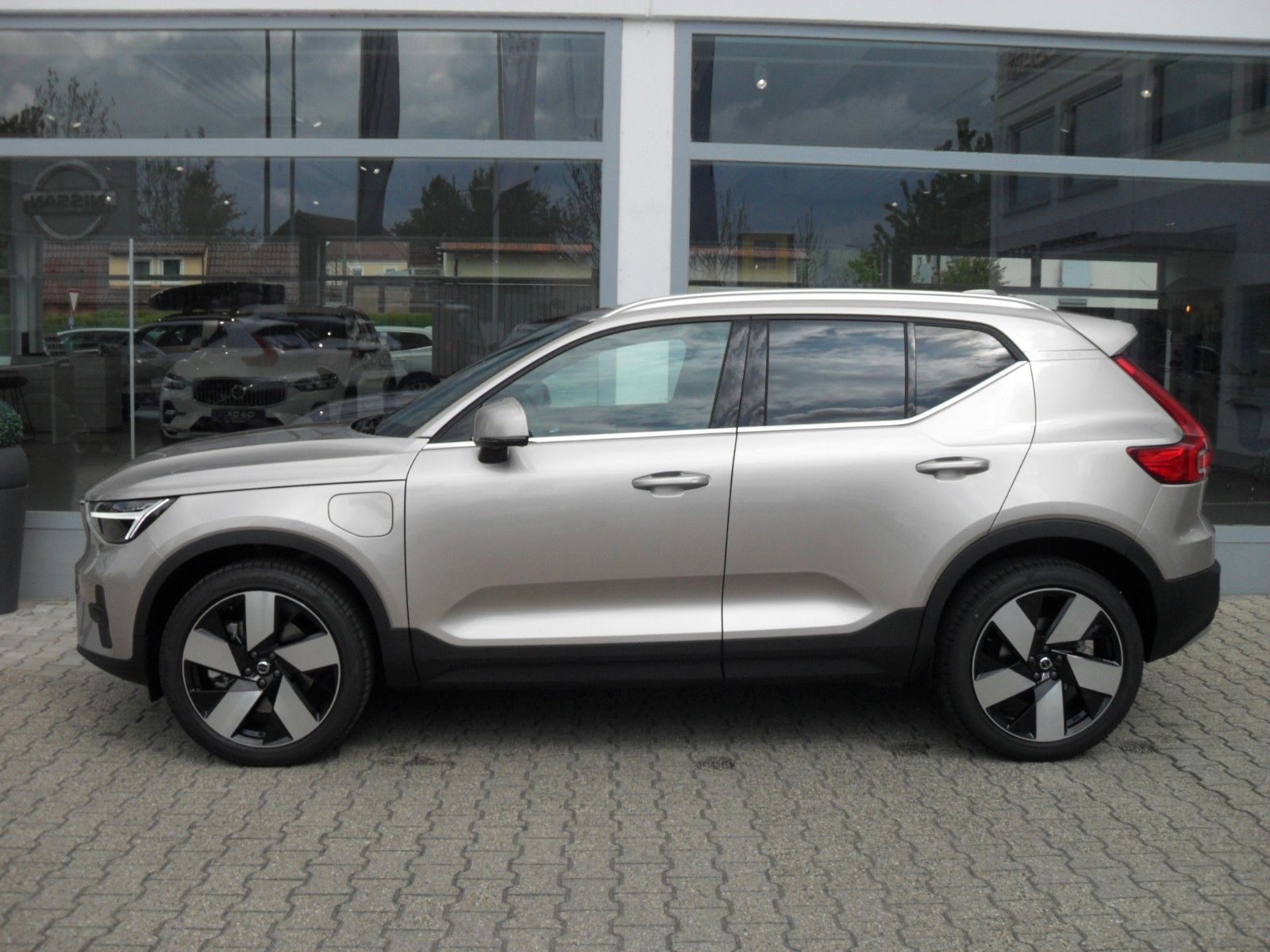 Fahrzeugabbildung Volvo XC40 T5 Plus Bright Plug-In Hybrid  | 360°