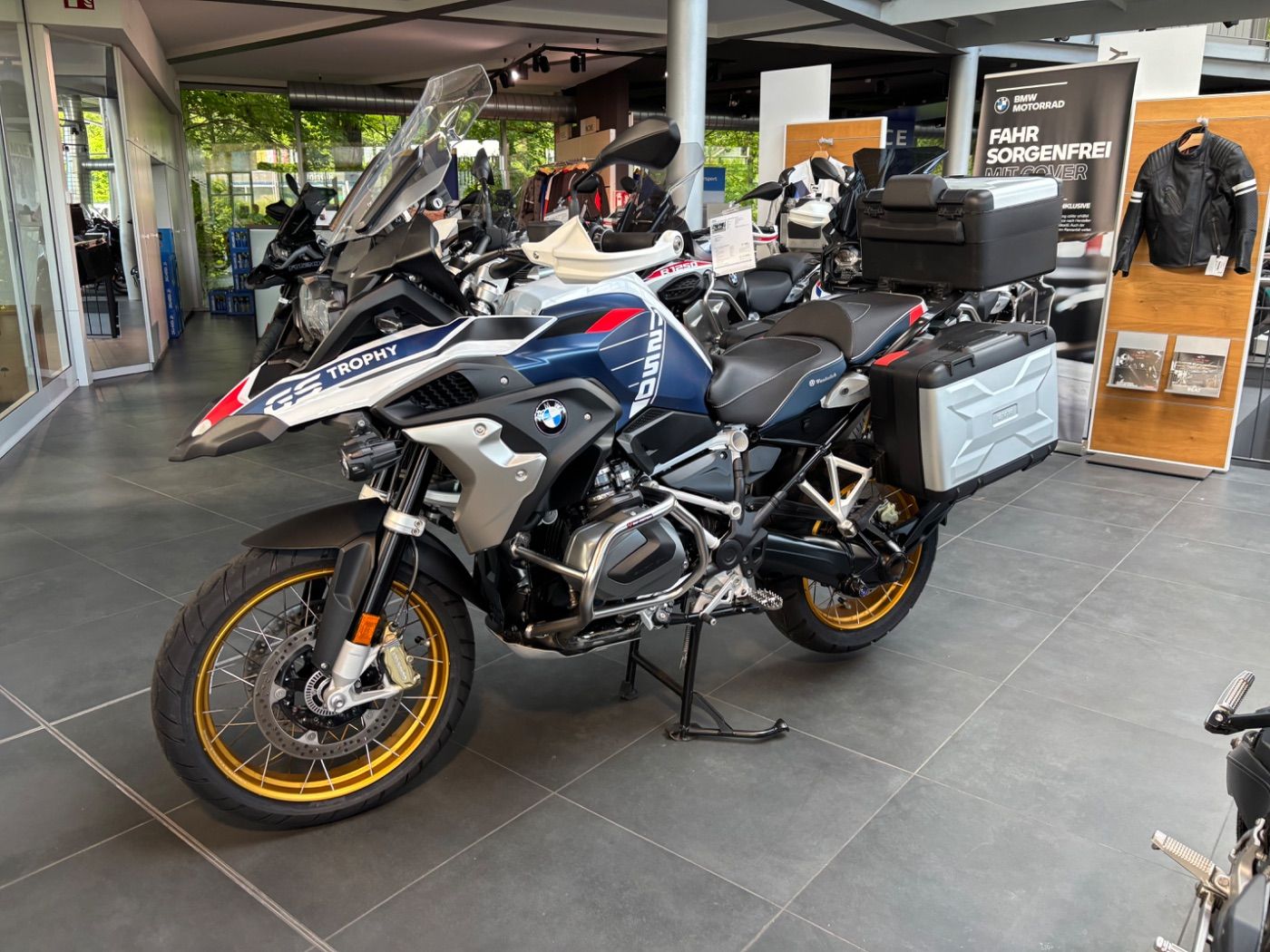 Fahrzeugabbildung BMW R 1250 GS Trophy 5 Pakete Akrapovic Koffersatz