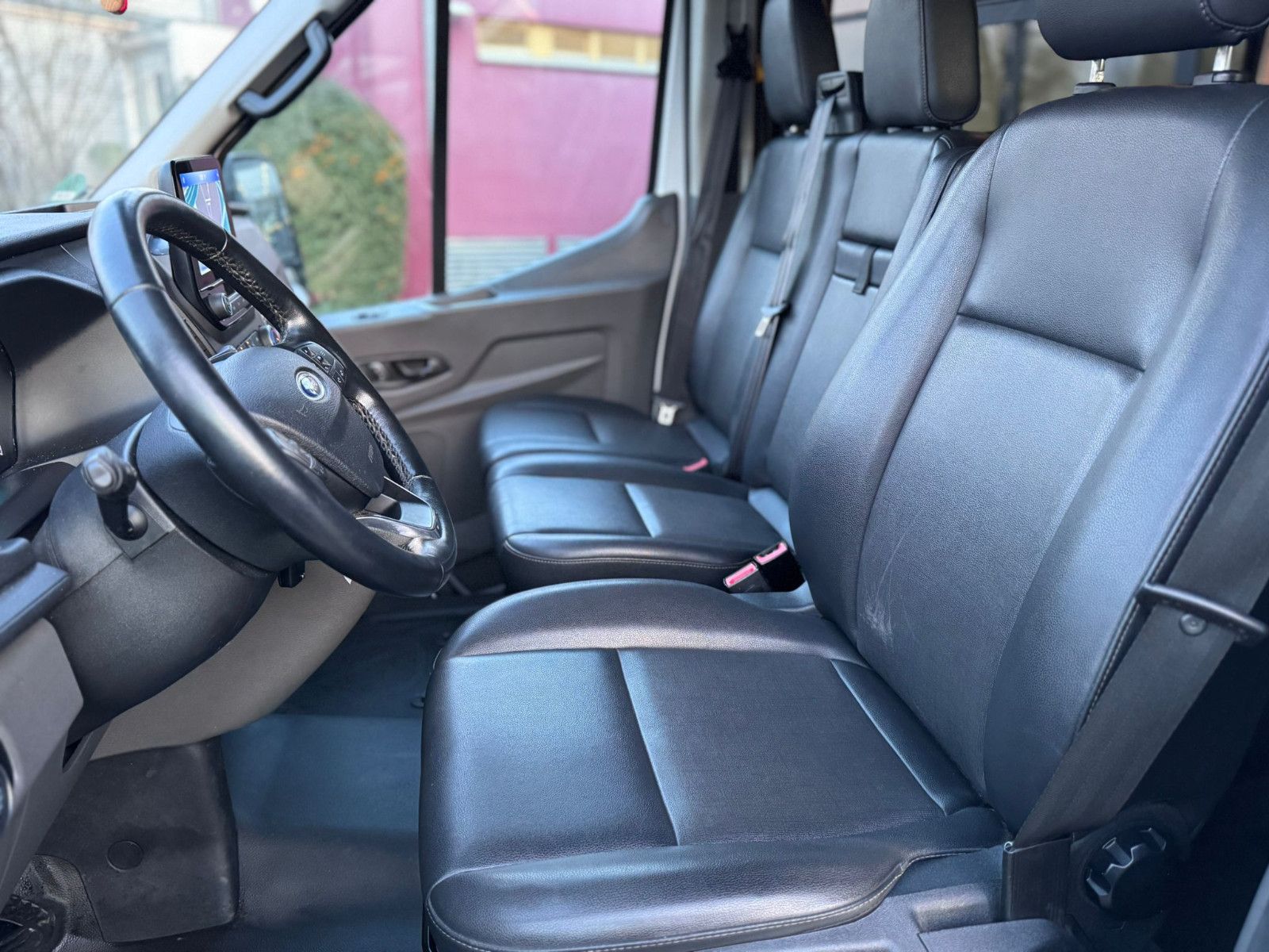 Fahrzeugabbildung Ford TRANSIT 330 L2H2*9-SITZE*LEDER*2xKLIMA*NAVI