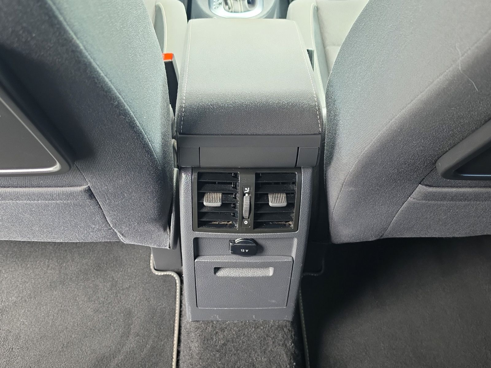 Fahrzeugabbildung Volkswagen Touran Match AUTOMATIK LEDER  PDC SHZ PDC