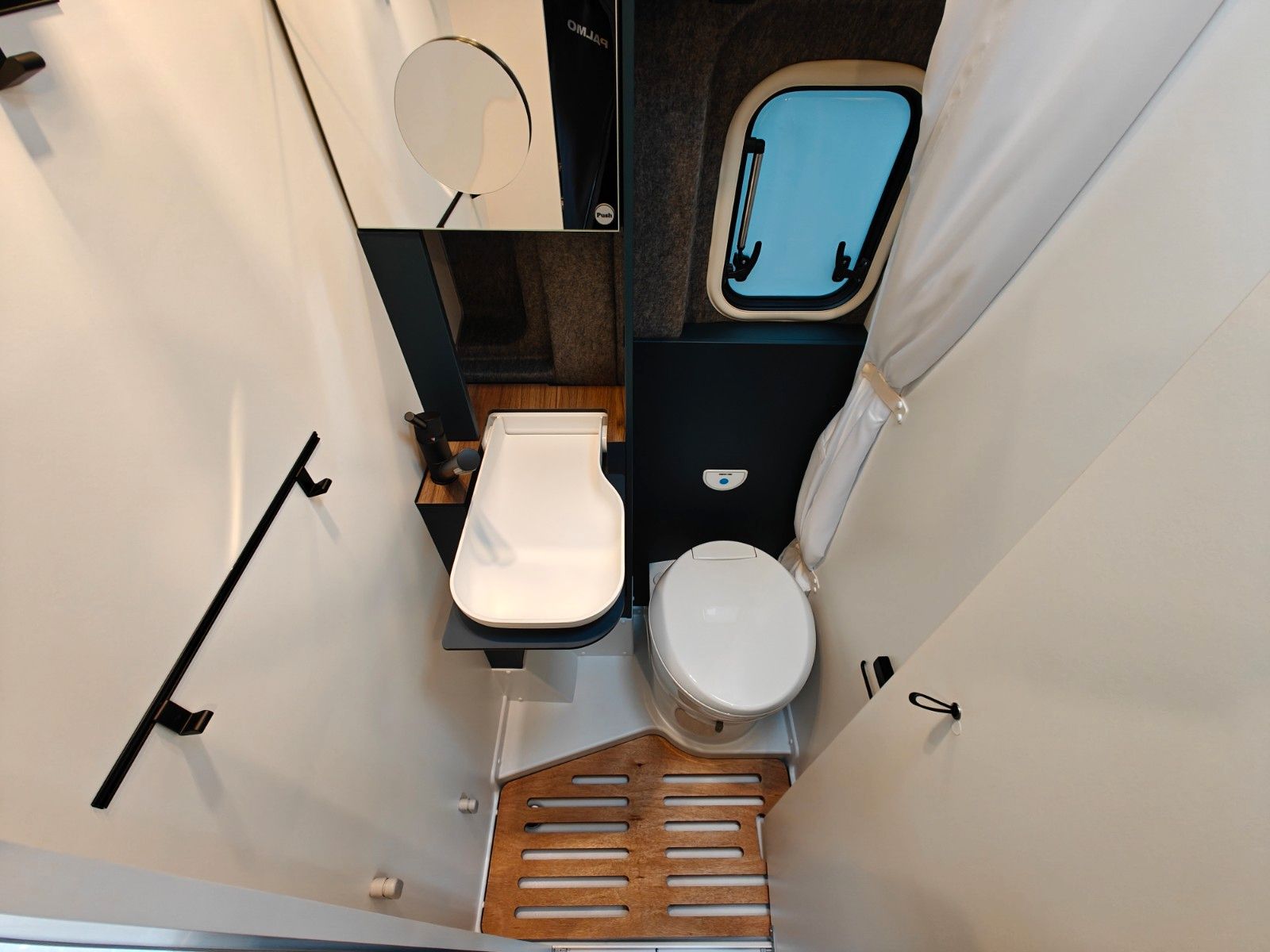 Fahrzeugabbildung HYMER / ERIBA / HYMERCAR CAR 600 - 18" A/T, Markise, AHK, VW Facelift! -