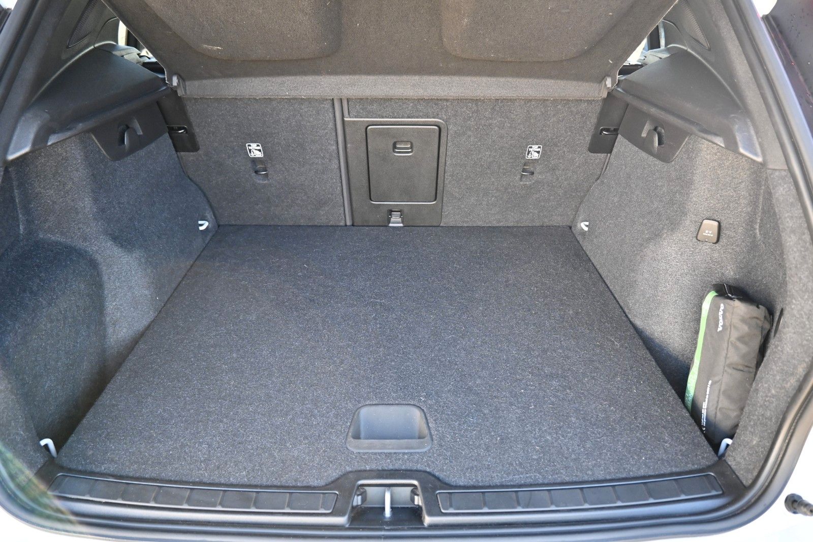 Fahrzeugabbildung Volvo XC40 T5  Plus Dark RC Plug-In Hyb. 2WD