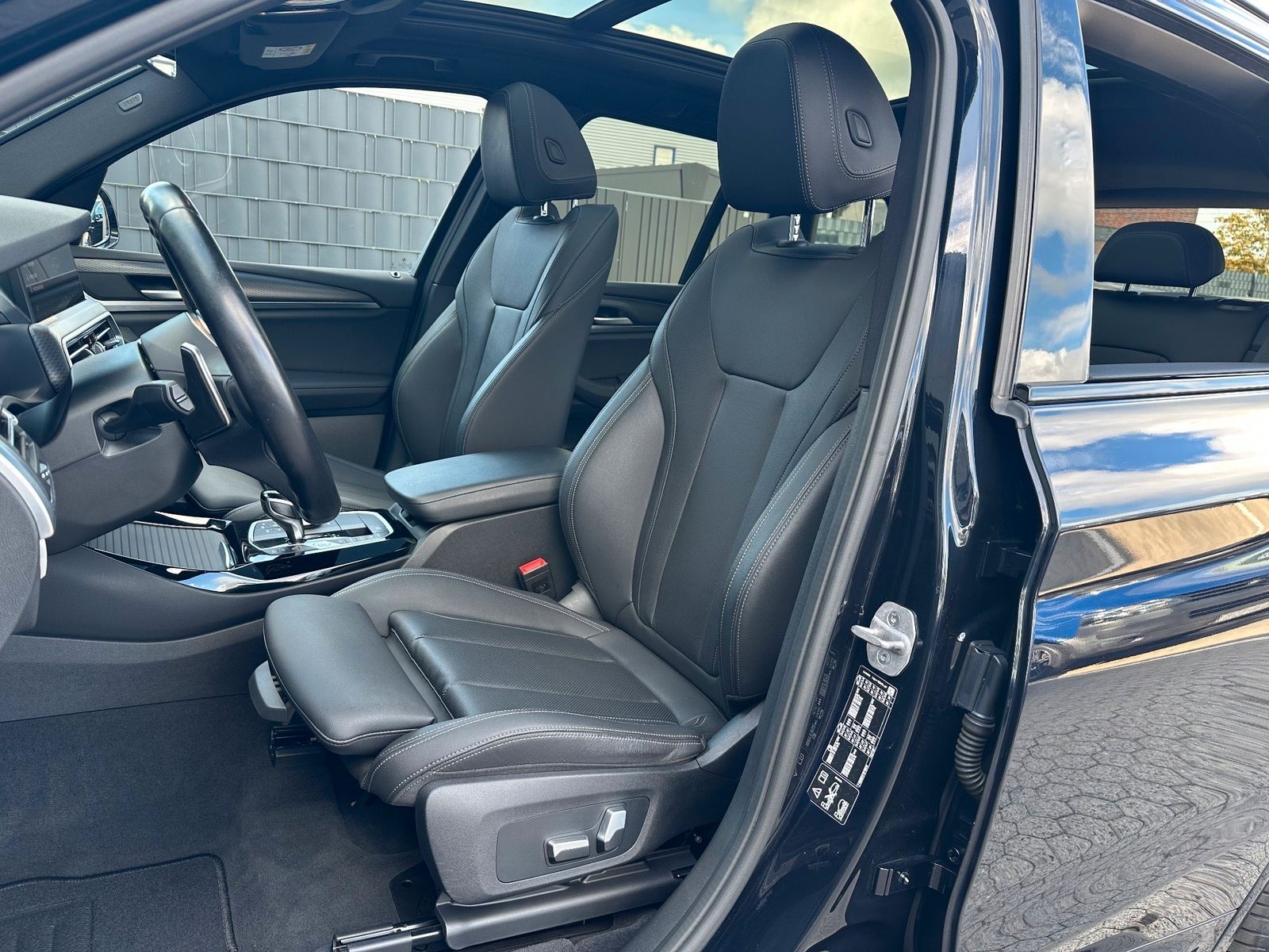Fahrzeugabbildung BMW X3 xDrive30d M-Sport NAV+LED+PANO+AHK+HUD+360°