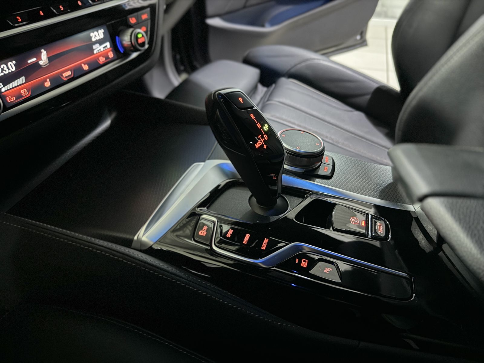 Fahrzeugabbildung BMW 530e M Sport Kamera Laser HUD DAB HiFi Komfort